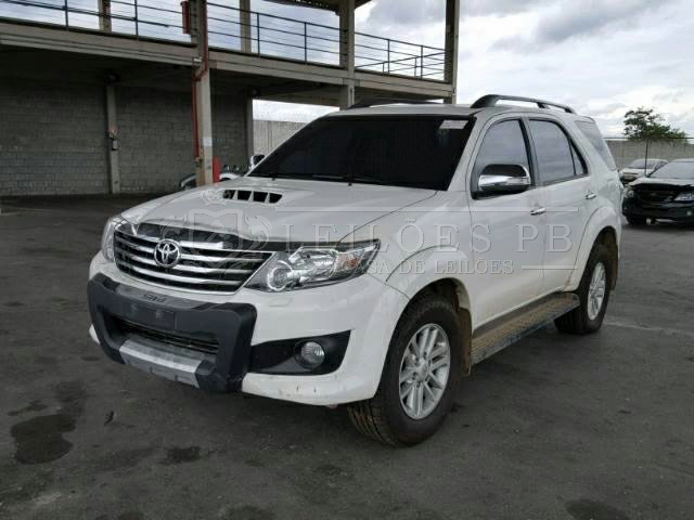 LOTE 023 - Toyota Hilux SW4 3.0 TDI 4x4 SRV 7L 2014